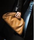 Сумка Bottega Veneta The Pouch Camello Clutch